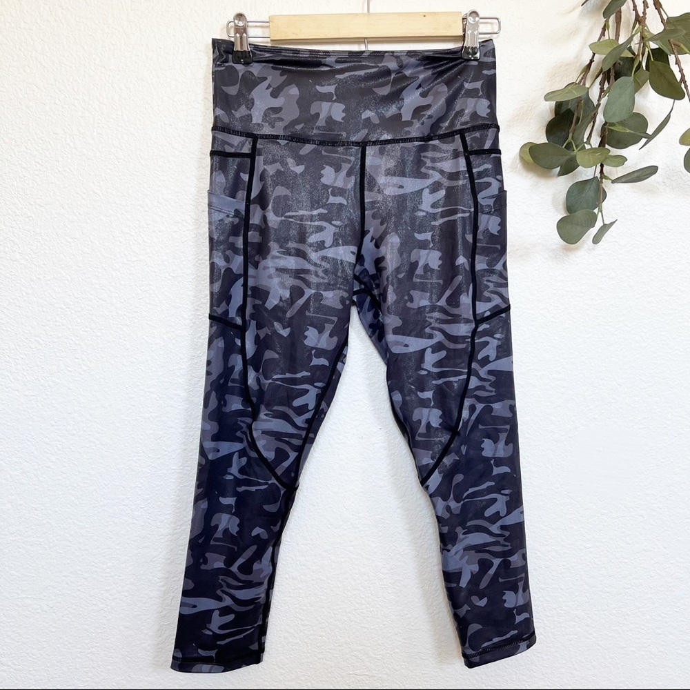 ZYIA Active- Light & Tight Shimmer Camo Capri-6-8